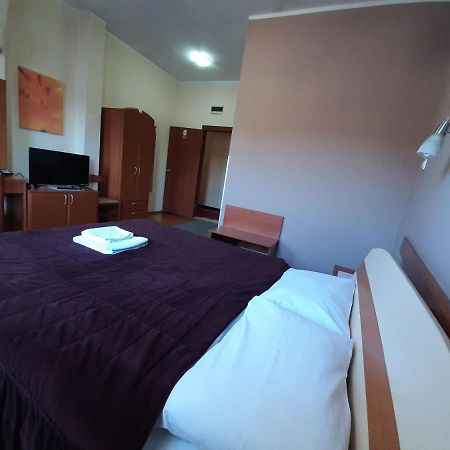 Sin-Kom Hotel Garni Pirot Eksteriør billede