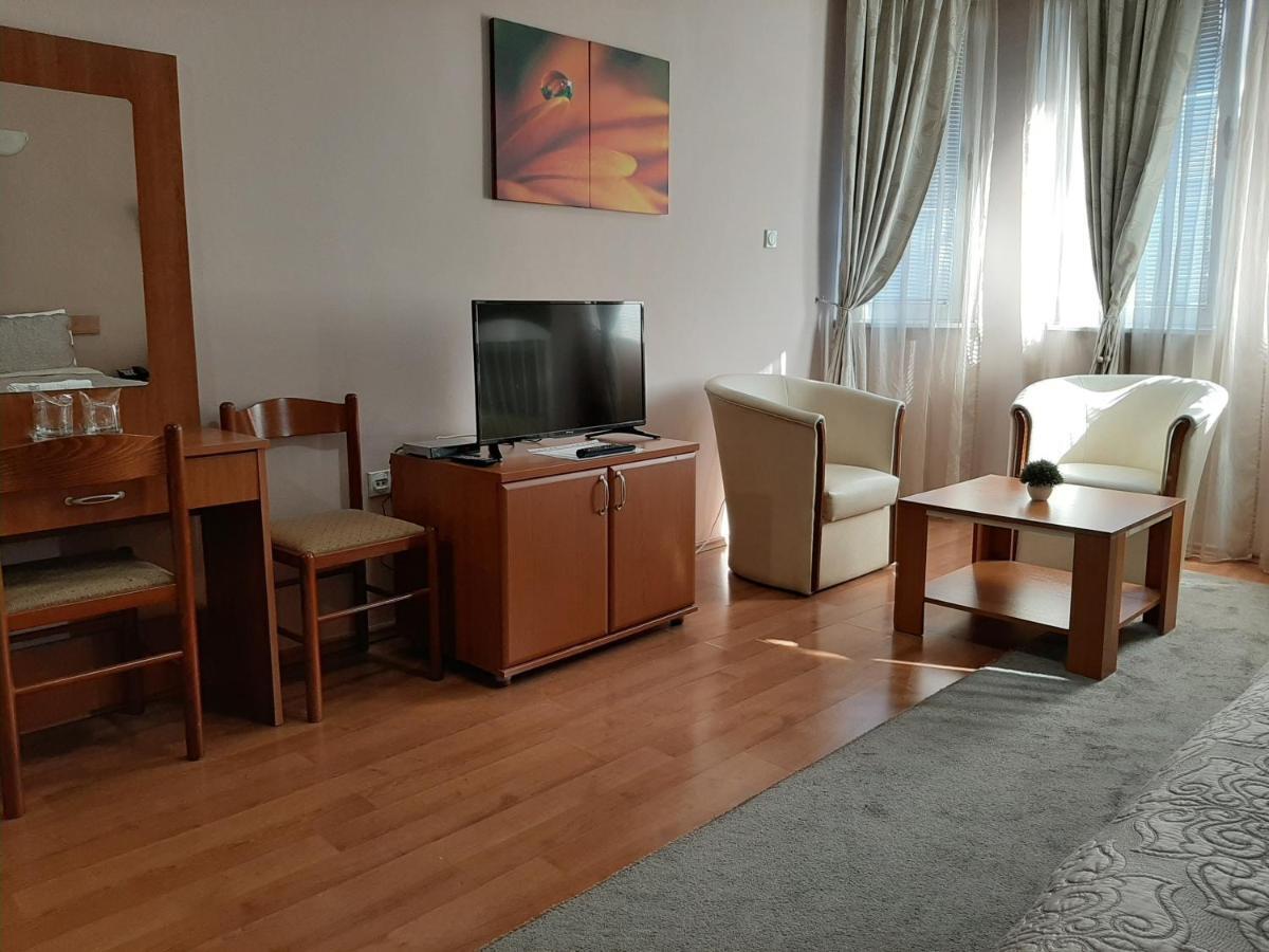 Sin-Kom Hotel Garni Pirot Eksteriør billede